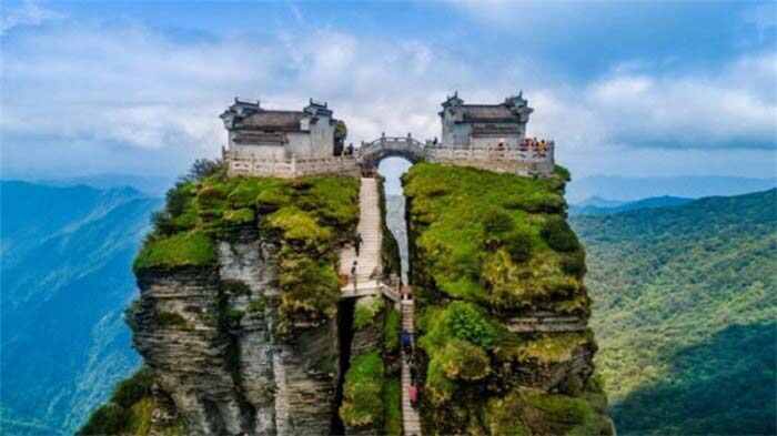 世界上最值得观看的寺庙：梵净山寺悬空近2500米