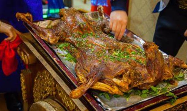 新疆五大特色美食：大盘鸡入选，烤全羊稳居首位