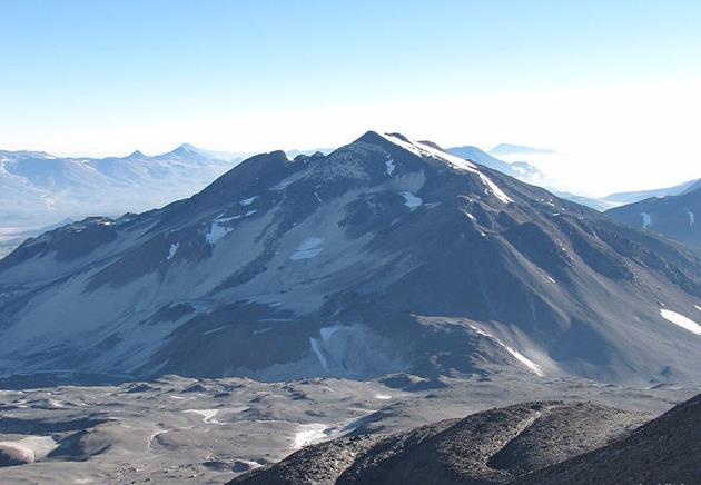 地球上最高的活火山：位于南美洲，海拔为6891米