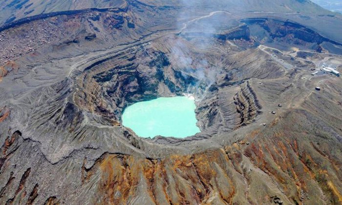 世界上最大的火山口，日本的阿苏山火山口