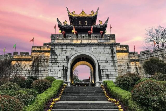 贵阳8个著名景点：多彩贵州城入榜，青岩古镇居榜首