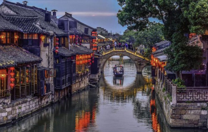 浙江著名的六大古镇。乌镇居第二，西塘古镇排榜首