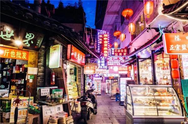 成都著名的六大小吃街：春熙路上榜，祥和里居第一位