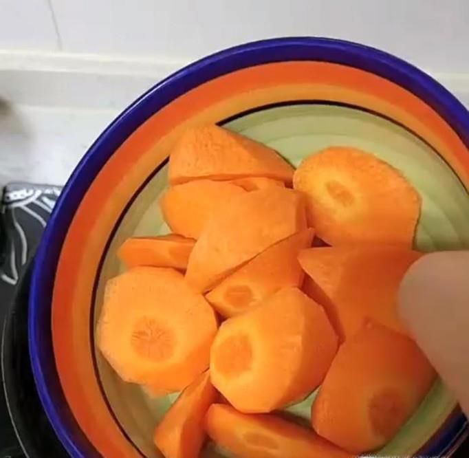 怎样做排骨玉米胡萝卜汤,胡萝卜玉米排骨汤怎么做好吃