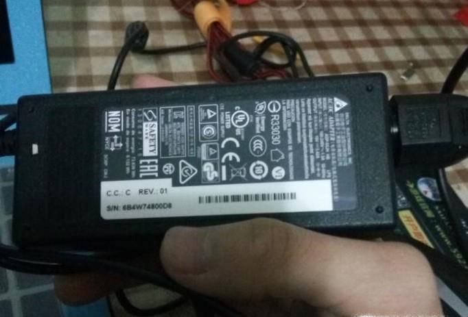 怎样拆解笔记本电源适配器