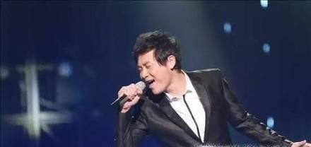 正确的手握话筒姿势