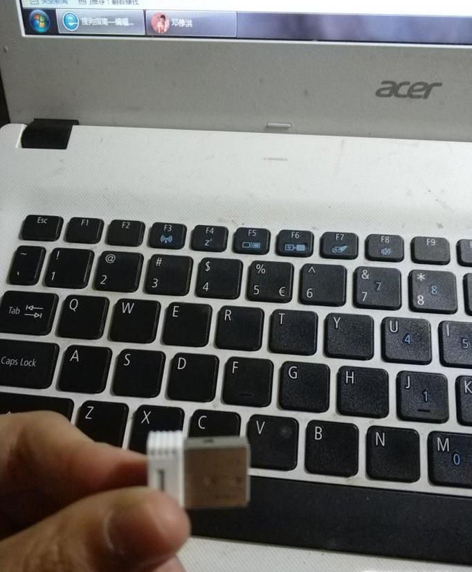 如何给电脑连接无线鼠标和键盘