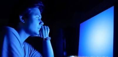 电脑玩游戏黑屏是怎么回事