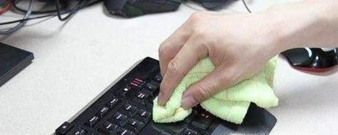 怎样清除键盘里的灰尘