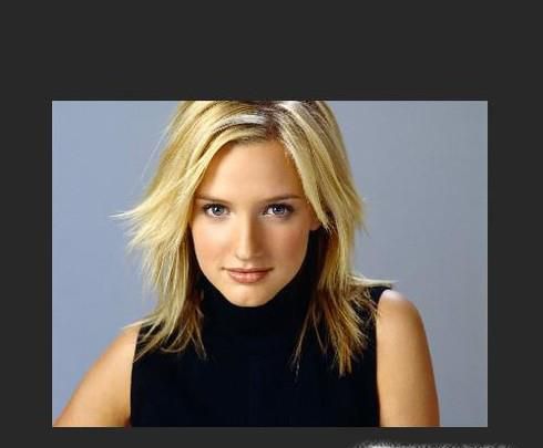 PS如何给图片人物更换背景颜色