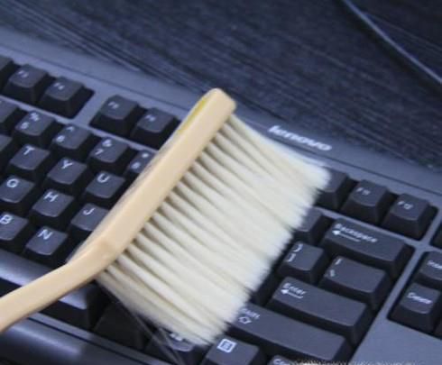 如何清理笔记本键盘上的灰尘