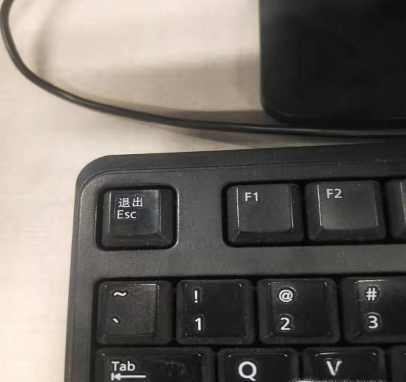 如何打出两个字中间的圆点