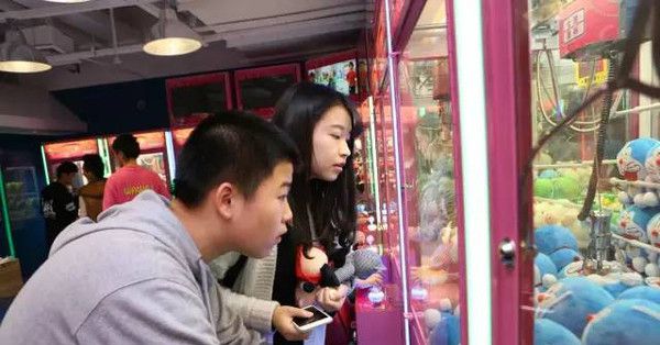 花的钱都可以买一个娃娃了，为何人们还是对抓娃娃机着迷？