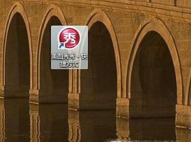 如何将一张图片添加到另一张图片上？