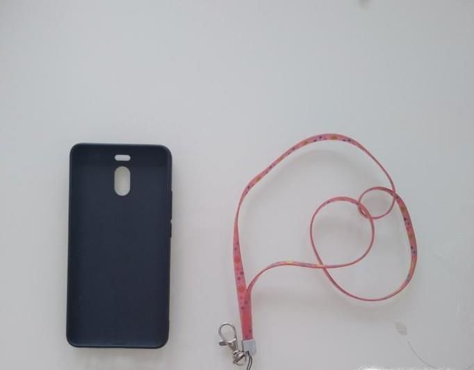iPhone手机壳如何穿挂绳