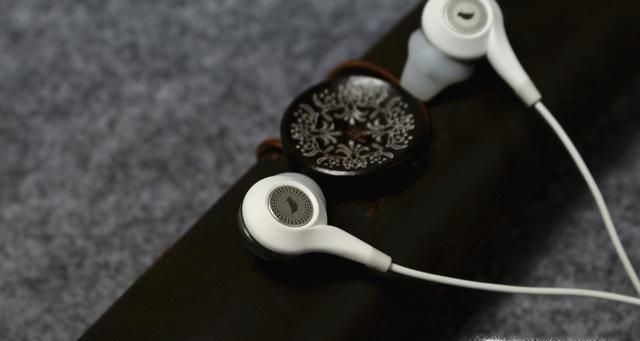 耳机一个声音大一个声音小怎么办?