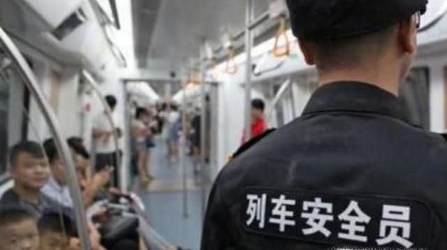 使用地铁出行时要注意什么？