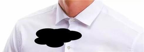 白衣服染上大片黑色怎么洗