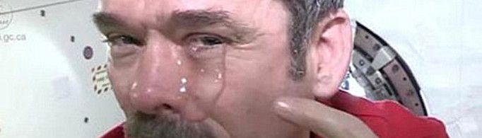 人在太空为什么不能流泪？