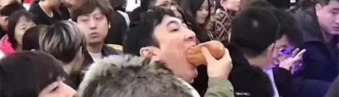 王思聪吃热狗什么梗？