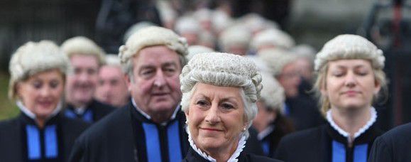 为什么律师上庭要戴假发？