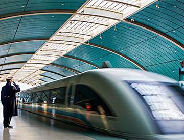 磁悬浮列车是靠什么驱动跑起来的？