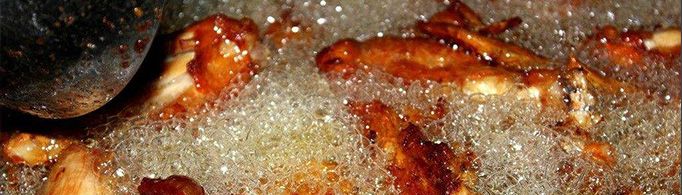 水落在油锅里为什么会爆裂？