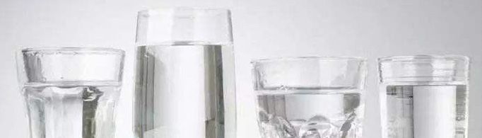 倒热水时为什么厚的玻璃杯更容易炸裂？