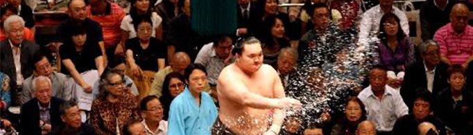 相扑比赛前为什么要撒盐？