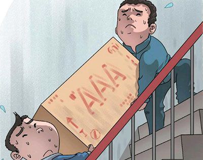 两个人一上一下抬东西上楼梯谁更吃亏？