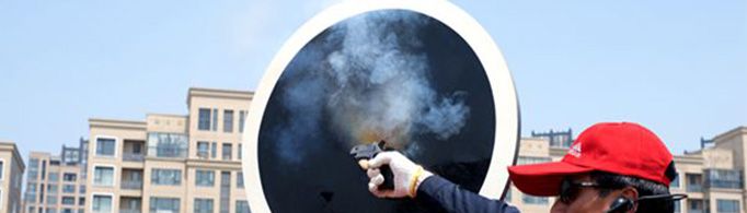 发令员为何要在小黑板前鸣枪？