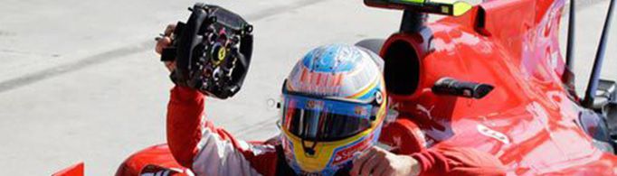 为什么F1赛车手上车前要先摘下方向盘？