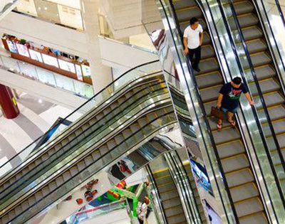 在商场搭手扶梯和乘电梯哪个更快？