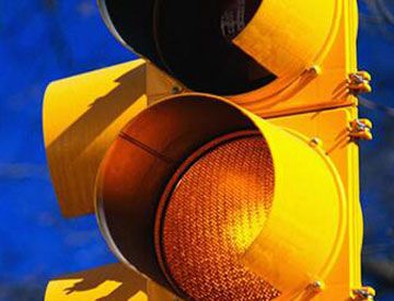 谁发明了黄色交通灯？