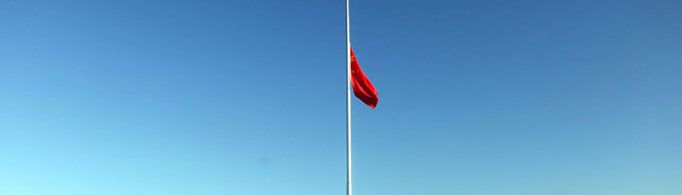 降半旗就是降到旗杆中间吗?