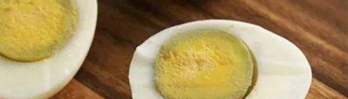 煮鸡蛋时,为什么蛋黄表面会变成灰绿色?