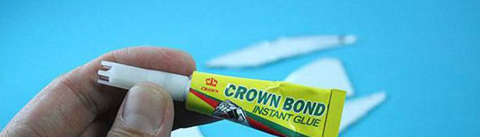 为什么强力胶粘不住装它们的容器?