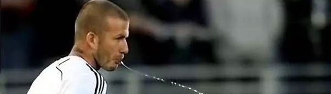 为什么足球运动员比赛时一直吐口水？