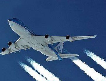 飞机后面的白烟尾巴是什么？