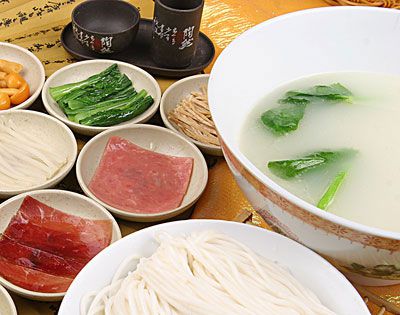 过桥米线的名称是怎么来的？