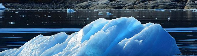 冰块为什么会浮在水面上？