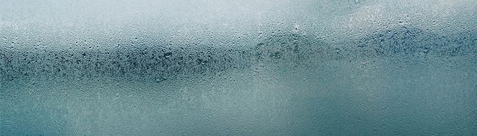 中间有水的两块玻璃为什么难以分开?