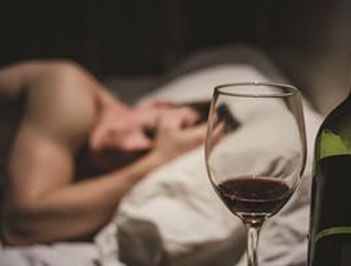 酒能成为入睡的催化剂吗?