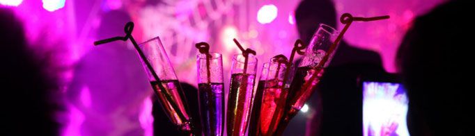 为什么酒吧里面通常放很大声的音乐?