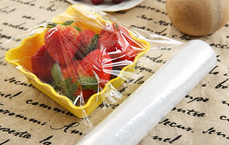 保鲜膜是靠什么粘住物品的？