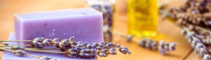 为什么不同颜色的香皂洗出来的泡沫都是白色的?