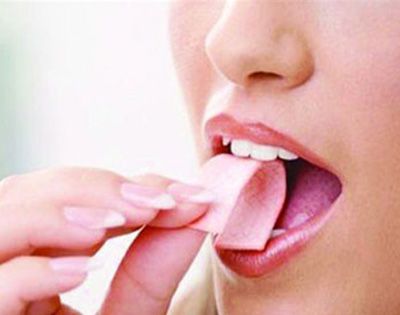 吞下的口香糖,会一直在肚子里吗?