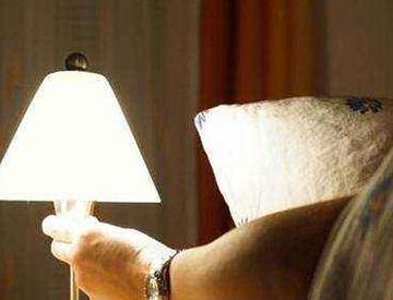 开灯睡觉会对人的身体造成伤害吗？