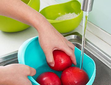 被水洗会掉颜色的水果是用色素染色的吗？