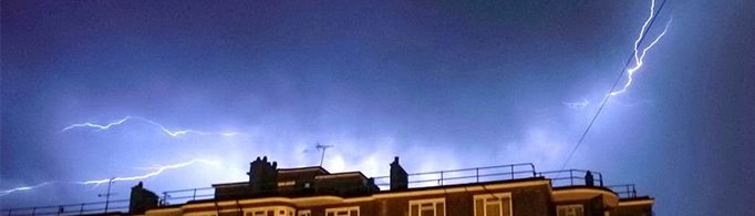 打雷时冲凉洗澡可能遭雷击，是真的吗？